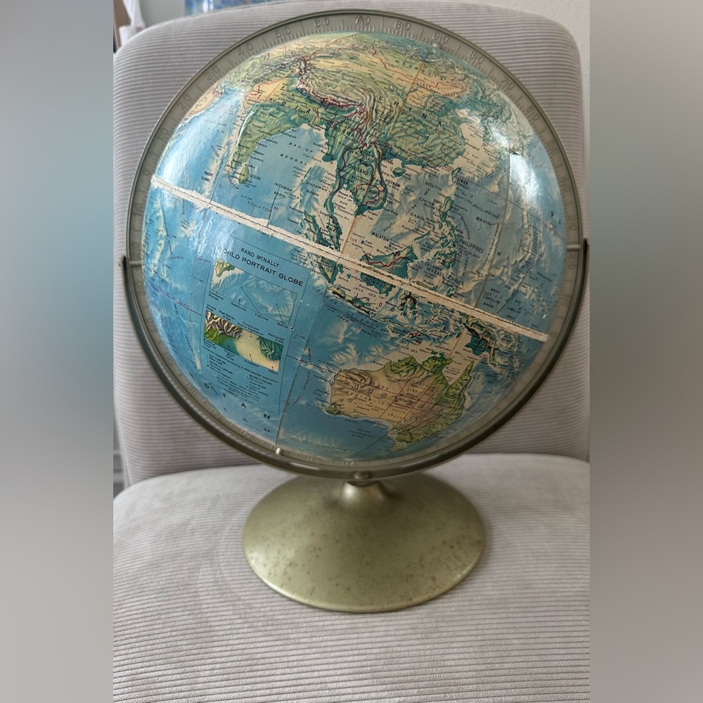 Vintage 1960/1970s Rand McNally world portrait globe
